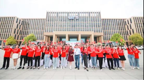 做白色的牛奶，創(chuàng)紅色的企業(yè)，花花牛乳業(yè)集團(tuán)青春歌會慶祝建黨100周年