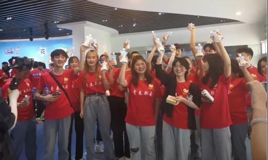 做白色的牛奶，創(chuàng)紅色的企業(yè)，花花牛乳業(yè)集團(tuán)青春歌會慶祝建黨100周年