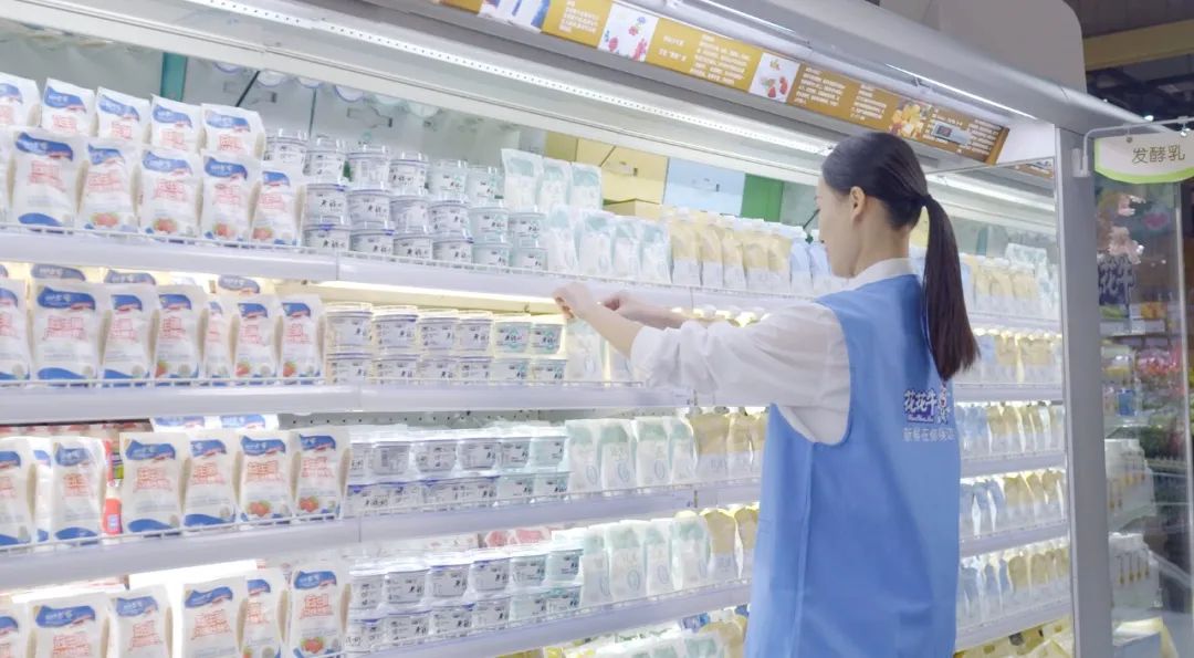 點(diǎn)贊！河南日?qǐng)?bào)要聞02版——報(bào)道花花牛乳業(yè)集團(tuán)鄭州分公司乳制品生產(chǎn)場(chǎng)景，彰顯花花牛乳業(yè)集團(tuán)發(fā)展新活力