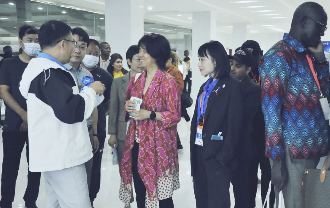 北京大學(xué)南南合作與發(fā)展學(xué)院教授、全球伙伴關(guān)系主任周詠梅一行蒞臨花花牛平輿瑞亞牧業(yè)參觀調(diào)研