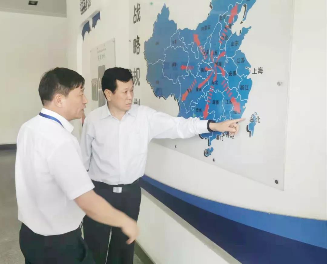 鄭州航空港區(qū)黨工委書(shū)記張俊峰蒞臨鄭州花花牛乳制品有限公司調(diào)研