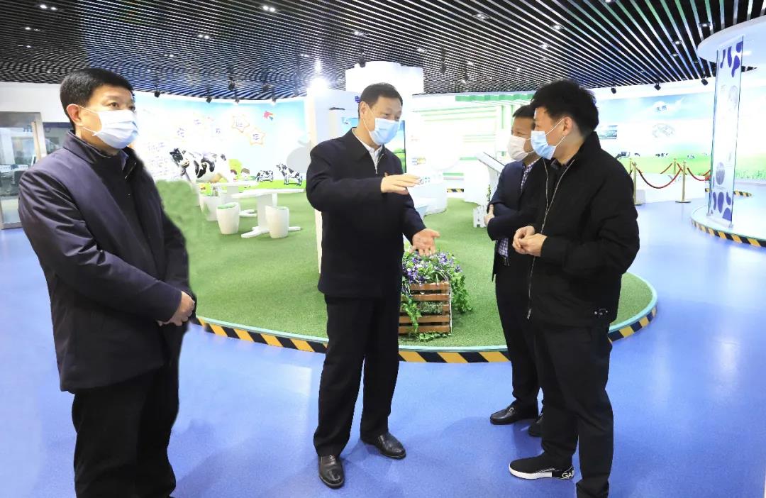 河南省委農(nóng)辦主任、農(nóng)業(yè)農(nóng)村廳廳長(zhǎng)申延平一行調(diào)研河南花花牛乳業(yè)集團(tuán)