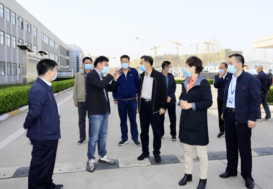 鄭州市人大副主任孫黎、市政府副市長李喜安一行 蒞臨花花牛開展“三送一強”活動