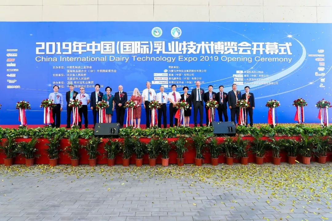 中國乳制品工業(yè)協(xié)會第二十五次年會召開！花花?？偛枚T峰獲“振興乳業(yè)領(lǐng)軍人”榮譽稱號