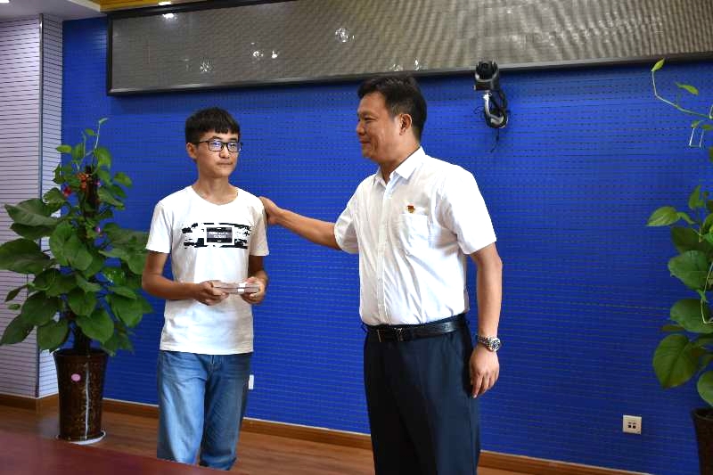 花花牛濟(jì)困解難，助力學(xué)子圓夢(mèng)香江