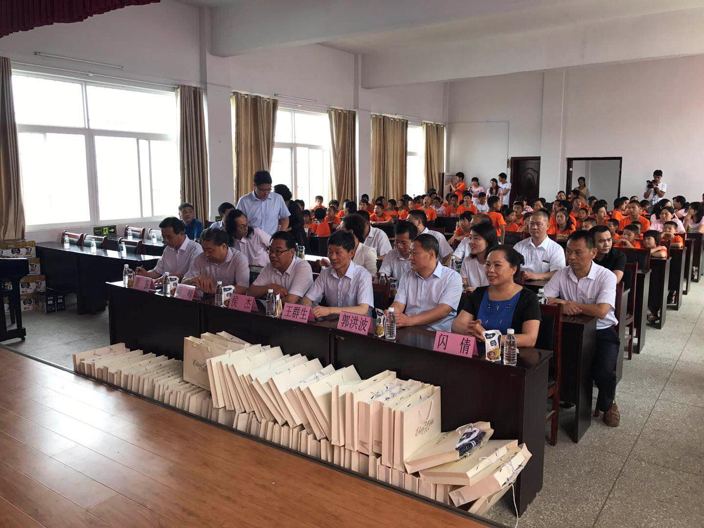 “關(guān)愛(ài)特殊兒童，讓愛(ài)灑滿(mǎn)人間—花花牛乳業(yè)集團(tuán)2018中國(guó)小康牛奶行動(dòng)” 公益助學(xué)泌陽(yáng)捐贈(zèng)儀式