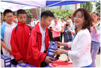“健康中原，牛奶伴您行——花花牛乳業(yè)集團(tuán)2018中國小康牛奶行動(dòng)” 公益助學(xué)啟動(dòng)儀式隆重舉行