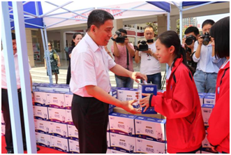 “健康中原，牛奶伴您行——花花牛乳業(yè)集團(tuán)2018中國小康牛奶行動(dòng)” 公益助學(xué)啟動(dòng)儀式隆重舉行