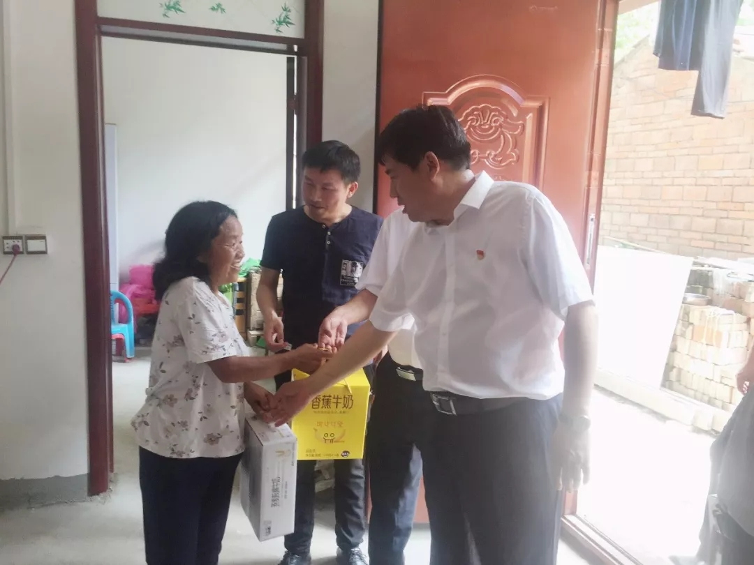 花花牛乳業(yè)集團(tuán)走訪慰問(wèn)貧困戶(hù) 結(jié)對(duì)幫扶暖人心