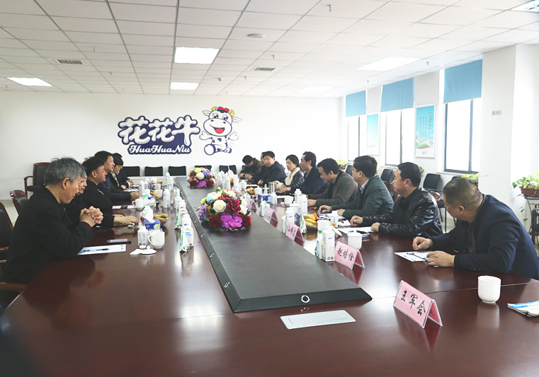 封丘縣縣長(zhǎng)王獻(xiàn)臣一行蒞臨 花花牛集團(tuán)養(yǎng)殖、乳品事業(yè)部參觀調(diào)研