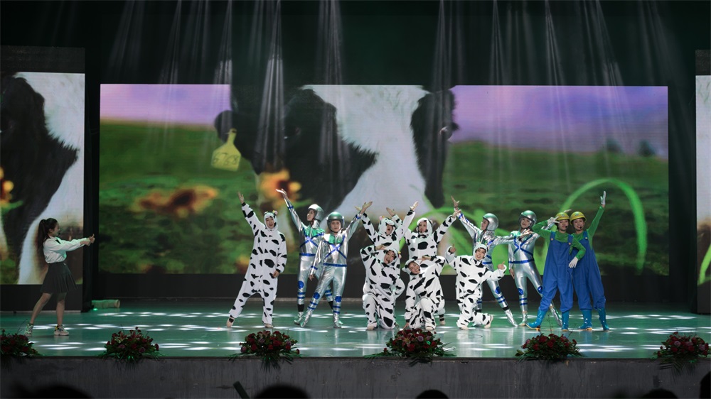 “不忘初心、聚力前行” 花花牛集團(tuán)2018迎新春聯(lián)歡會隆重舉行