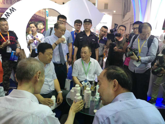 花花牛牛氣沖天！農(nóng)業(yè)部長品嘗“領(lǐng)暢”點贊，又獲國際奶業(yè)平臺青睞