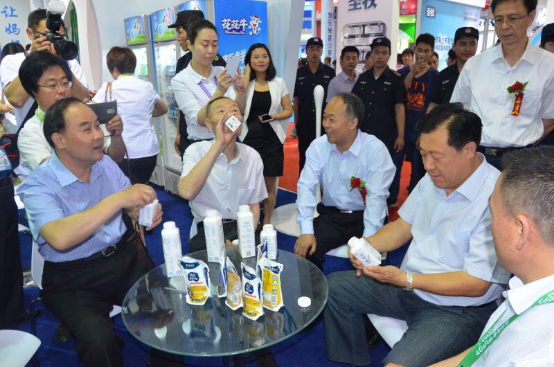 花花牛牛氣沖天！農(nóng)業(yè)部長品嘗“領(lǐng)暢”點贊，又獲國際奶業(yè)平臺青睞