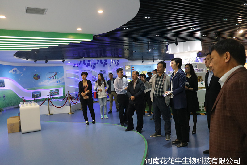 鄭州市二七區(qū)區(qū)委、統(tǒng)戰(zhàn)部部長王玉紅蒞臨花花牛生物科技有限公司參觀指導(dǎo)