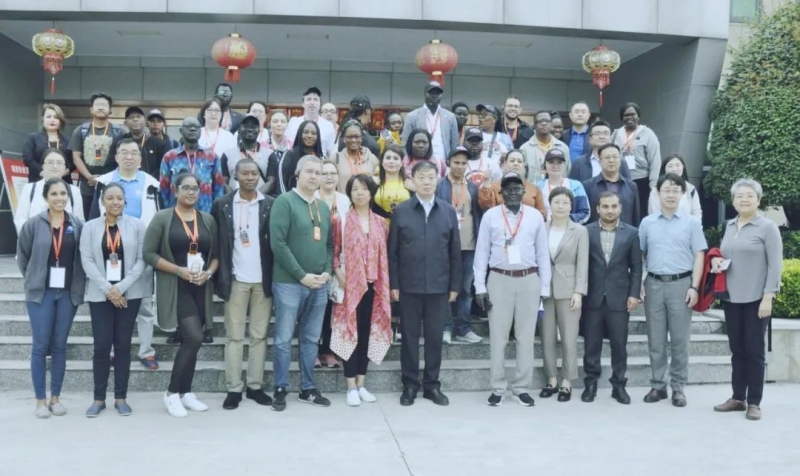 北京大學南南合作與發(fā)展學院教授、全球伙伴關系主任周詠梅一行蒞臨花花牛平輿瑞亞牧業(yè)參觀調(diào)研