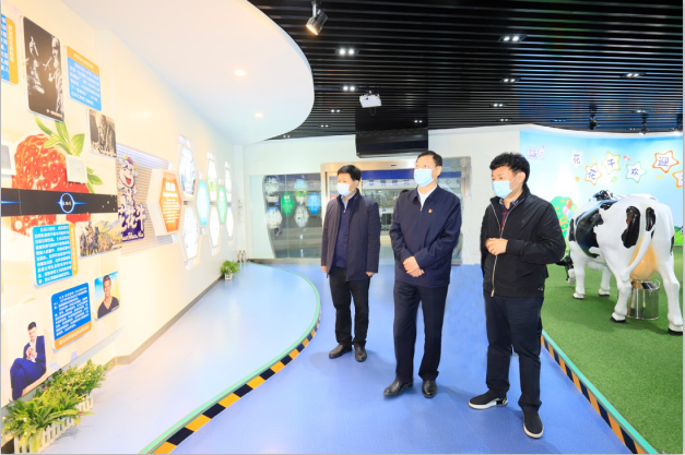 河南省委農(nóng)辦主任、農(nóng)業(yè)農(nóng)村廳廳長申延平一行調(diào)研河南花花牛乳業(yè)集團(tuán)