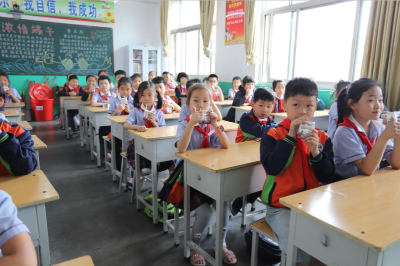 做好一杯放心奶 ——“花花?！背砷L記