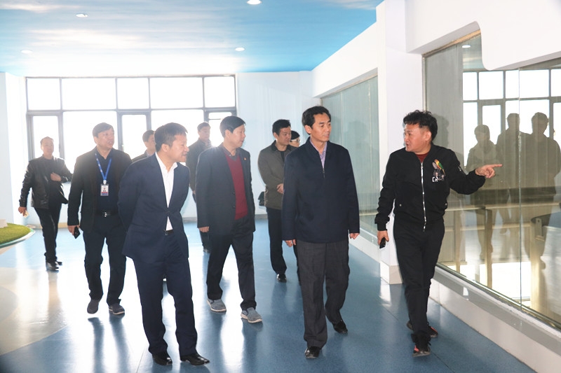 封丘縣縣長王獻臣一行蒞臨花花牛集團養(yǎng)殖、乳品事業(yè)部參觀調研