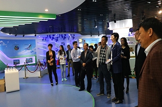 鄭州市二七區(qū)區(qū)委、統(tǒng)戰(zhàn)部部長(zhǎng)王玉紅蒞臨花花牛生物科技有限公司參觀指導(dǎo)