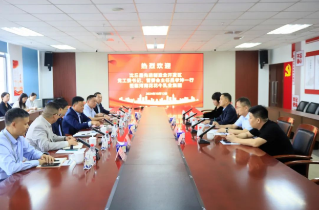 沈丘縣先進(jìn)制造業(yè)開發(fā)區(qū)黨工委書記呂孝坤、金絲猴食品有限公司董事長(zhǎng)李旸等一行到訪河南花花牛乳業(yè)集團(tuán)