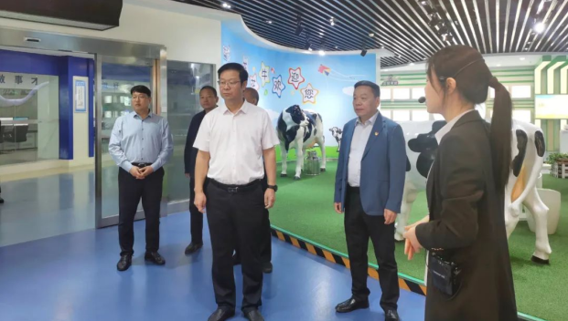 鄭州市人民檢察院黨組書記、代檢察長(zhǎng)張道偉一行蒞臨河南花花牛乳業(yè)集團(tuán)參觀調(diào)研