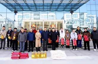 新春佳節(jié)暖人心 堅(jiān)守一線顯擔(dān)當(dāng) ——河南農(nóng)業(yè)投資集團(tuán)黨委委員、副總經(jīng)理兼花花牛乳業(yè)集團(tuán)黨委書記、董事長(zhǎng)張峰慰問花花牛乳業(yè)在崗員工